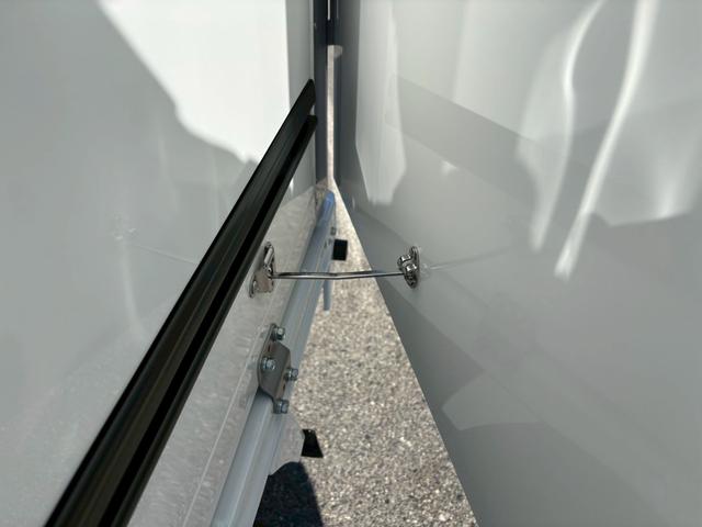 キャリイトラック 　冷蔵冷凍車・ー５度設定・スズキ純正荷箱・サーモキング製・１ＷＡＹ・両側スライドドア・４ＡＴ・２ＷＤ・樹脂製スノコ・デュアルカメラブレーキサポート・ＡＣ・ＰＳ・ＰＷ・集中ドアロック・キーレス・４枚リーフ（59枚目）