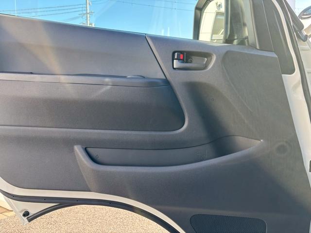 ハイエースバン ＤＸ　ＧＬパッケージ　純正ビルトインＥＴＣ　トヨタセーフティセンス　１ＧＤディーゼルターボエンジン　ステアリングスイッチ　前後同色バンパー　メッキグリル　メッキバックドアガーニッシュ　リヤコンビランプ　ホイールキャップ（50枚目）