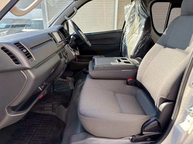 ハイエースバン ＤＸ　ＧＬパッケージ　純正ビルトインＥＴＣ　トヨタセーフティセンス　１ＧＤディーゼルターボエンジン　ステアリングスイッチ　前後同色バンパー　メッキグリル　メッキバックドアガーニッシュ　リヤコンビランプ　ホイールキャップ（52枚目）