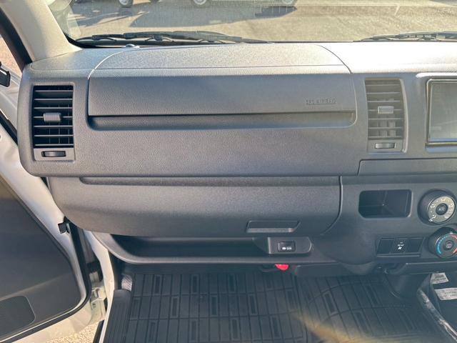 ハイエースバン ＤＸ　ＧＬパッケージ　純正ビルトインＥＴＣ　トヨタセーフティセンス　１ＧＤディーゼルターボエンジン　ステアリングスイッチ　前後同色バンパー　メッキグリル　メッキバックドアガーニッシュ　リヤコンビランプ　ホイールキャップ（56枚目）