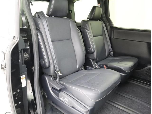 セカンドシート２人乗りシートを内側、外側に動かす事が出来ます。内側にするとロングスライドが可能となります実車でご確認をお願いします