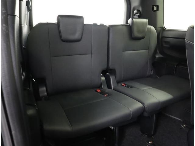 サードシートは３人乗り跳ね上げタイプの収納シートです。座面ははめ込みの為固定となります背もたれはリクライニングします