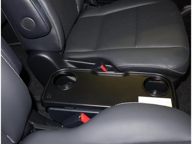 セカンドシートを外側にすると間にカップホルダーが折りたたみ式で使用できます