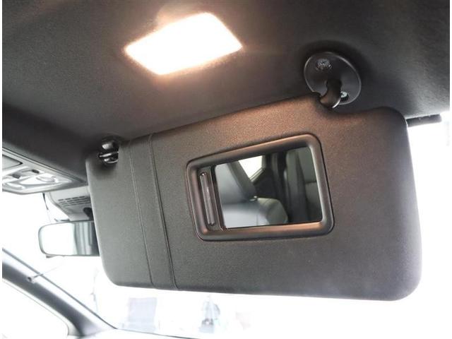 サンバイザーには鏡がついており便利です