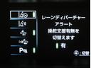 【レーンディパーチャーアラート】道路の白線をカメラで認識。ウインカー出さずに車線を逸脱する場合、ブザーとディスプレイ警告。