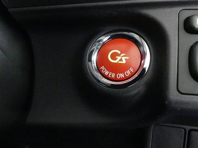 スマートキーを携帯していればキーを取り出さずにドアを施錠＆解錠。クルマの始動も可能です。