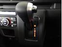 親しみやすいシフトです。　坂道や信号の多い日本では操作が簡単でいいです。　シフトチェンジしやすい所に配置されているので操作し易いですよ。