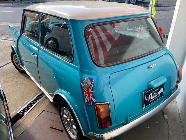 ＭＩＮＩ 　左ハンドル　ツインキャブ　エアコン　センターメーター　４ＭＴ　ツートンカラー（4枚目）