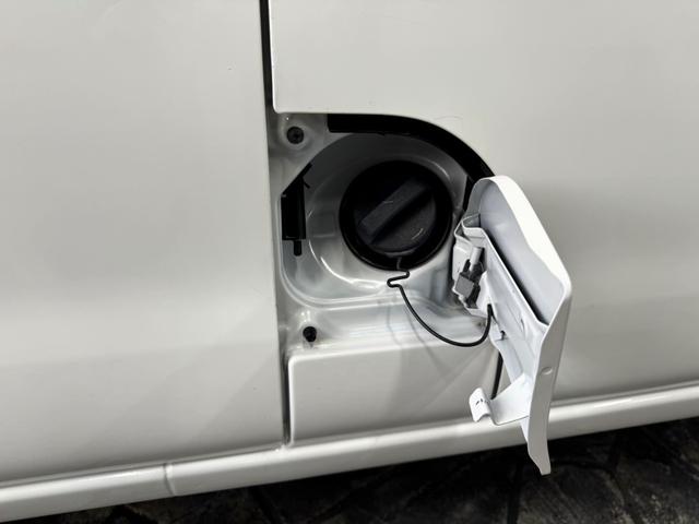 ガソリン給油口は右側です！