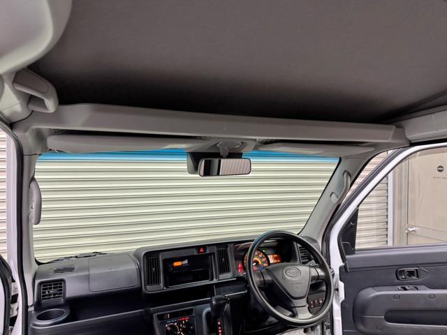 オーバーヘッドシェルフ付き！小物やら書類入れに丁度良いです。