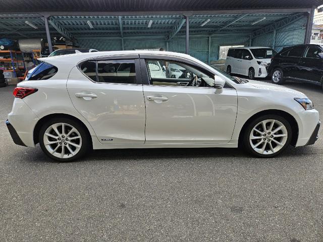 ＣＴ ＣＴ２００ｈ　バージョンＬ　３眼ＬＥＤヘッドライト　電動サンルーフ　シーケンシャルウインカー　パワーシート　シートヒーター　クルーズコントロール　ＥＴＣ　サンルーフ　Ｂｌｕｅｔｏｏｔｈ　バックカメラ　革シート　クリアランスソナー（6枚目）