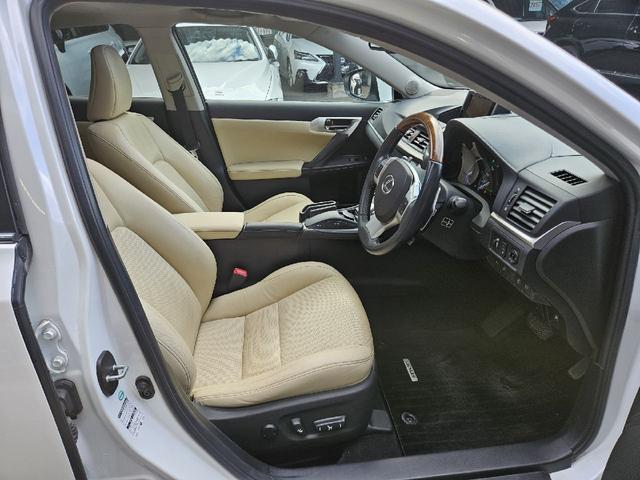 ＣＴ ＣＴ２００ｈ　バージョンＬ　３眼ＬＥＤヘッドライト　電動サンルーフ　シーケンシャルウインカー　パワーシート　シートヒーター　クルーズコントロール　ＥＴＣ　サンルーフ　Ｂｌｕｅｔｏｏｔｈ　バックカメラ　革シート　クリアランスソナー（16枚目）