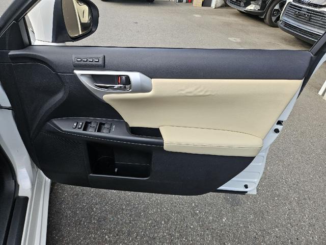 ＣＴ ＣＴ２００ｈ　バージョンＬ　３眼ＬＥＤヘッドライト　電動サンルーフ　シーケンシャルウインカー　パワーシート　シートヒーター　クルーズコントロール　ＥＴＣ　サンルーフ　Ｂｌｕｅｔｏｏｔｈ　バックカメラ　革シート　クリアランスソナー（18枚目）