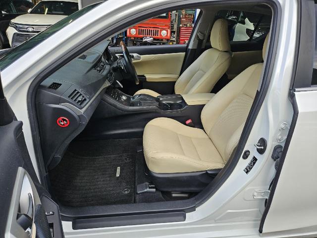 ＣＴ ＣＴ２００ｈ　バージョンＬ　３眼ＬＥＤヘッドライト　電動サンルーフ　シーケンシャルウインカー　パワーシート　シートヒーター　クルーズコントロール　ＥＴＣ　サンルーフ　Ｂｌｕｅｔｏｏｔｈ　バックカメラ　革シート　クリアランスソナー（35枚目）