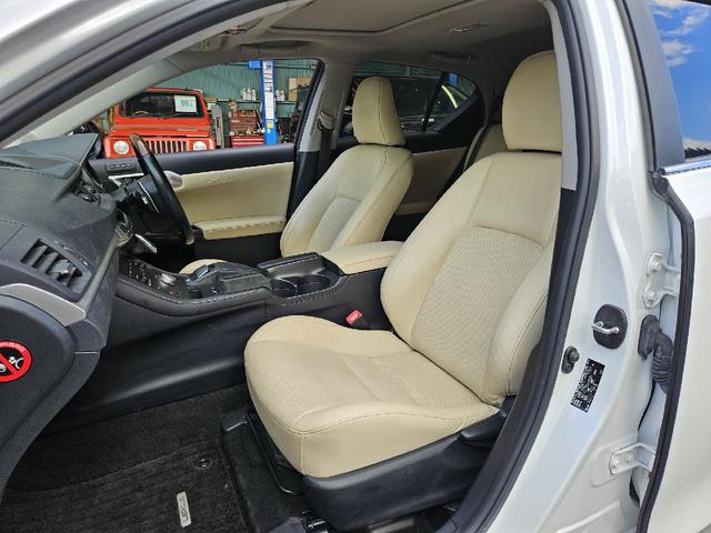 ＣＴ ＣＴ２００ｈ　バージョンＬ　３眼ＬＥＤヘッドライト　電動サンルーフ　シーケンシャルウインカー　パワーシート　シートヒーター　クルーズコントロール　ＥＴＣ　サンルーフ　Ｂｌｕｅｔｏｏｔｈ　バックカメラ　革シート　クリアランスソナー（36枚目）