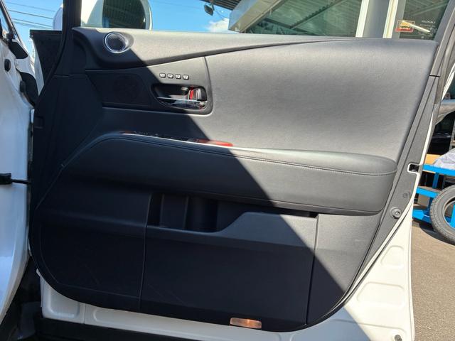 RX RX450h バージョンL 3眼LEDヘッドライト シーケンシャルウインカー Bluetoothオーディオ クルーズコントロール バックカメラ ETC パワーバックドア パワーバックドア サンルーフ 革シート(17枚目)