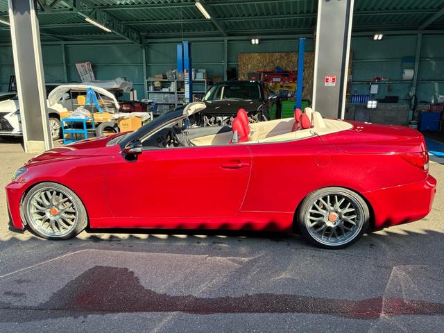 IS IS250C バージョンL 30Fスポーツ仕様3眼LEDヘッドライト 赤白コンビレザー 19AWローダウン 電動オープンルーフブラックアウト(2枚目)