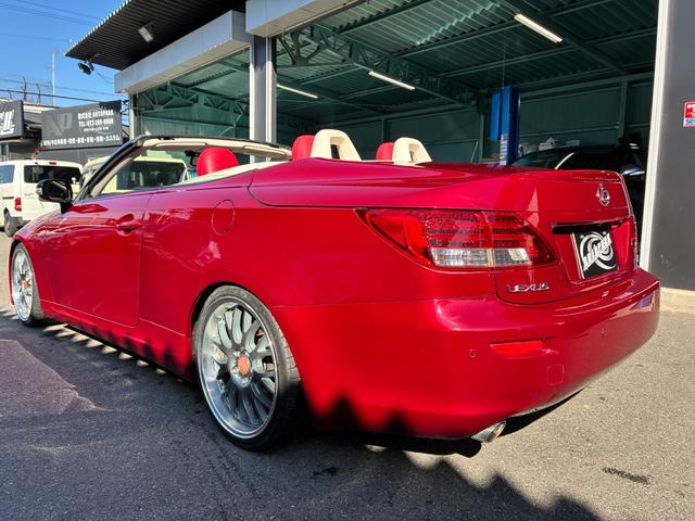 IS IS250C バージョンL 30Fスポーツ仕様3眼LEDヘッドライト 赤白コンビレザー 19AWローダウン 電動オープンルーフブラックアウト(3枚目)