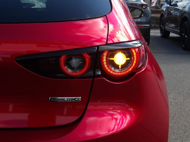 ＭＡＺＤＡ３ファストバック １．５　１５Ｓ　レトロスポーツエディション　当社デモカー／禁煙車／安全装備／ナビ／フルセグＴＶ／３６０°全方位モニター／カープレイ対応／ＢＳＭ／アダプティブＬＥＤ／レーダークルーズ／シートヒーター／ＥＴＣ／キーレス／マツダ純正１８インチアルミ（56枚目）