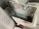 ベンチシート形状で足元も含め広々ゆったり座っていただけます。運転席側に装備してますセンターコンソールボックスを利用頂くとセパレートしてリラックス、ベンチにして開放的に2タイプお好みに合わせ使えます。
