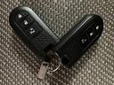 電子カードキーを携帯していれば、ドアハンドルやバックドアのリクエストスィッチを押すだけでドアの施錠、開錠が行えます。電子カードキーがないとエンジンが始動しない、盗難防止に役立つイモビライザー機能付