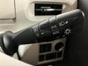 電子カードキーを携帯していれば、ドアハンドルやバックドアのリクエストスィッチを押すだけでドアの施錠、開錠が行えます。電子カードキーがないとエンジンが始動しない、盗難防止に役立つイモビライザー機能付