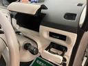 ベンチシート形状で足元も含め広々ゆったり座っていただけます。運転席側に装備してますセンターコンソールボックスを利用頂くとセパレートしてリラックス、ベンチにして開放的に2タイプお好みに合わせ使えます。