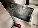 ベンチシート形状で足元も含め広々ゆったり座っていただけます。運転席側に装備してますセンターコンソールボックスを利用頂くとセパレートしてリラックス、ベンチにして開放的に2タイプお好みに合わせ使えます。