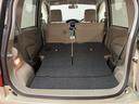 リヤシートの背もたれを左右倒すと、トランクスペースが開放的に広がり荷物もたっぷり収納可能です。