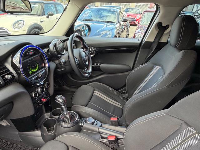 抗菌クリーニングを施し、車内はキレイで安心。輸入車独特なイイ香りがただよっています。