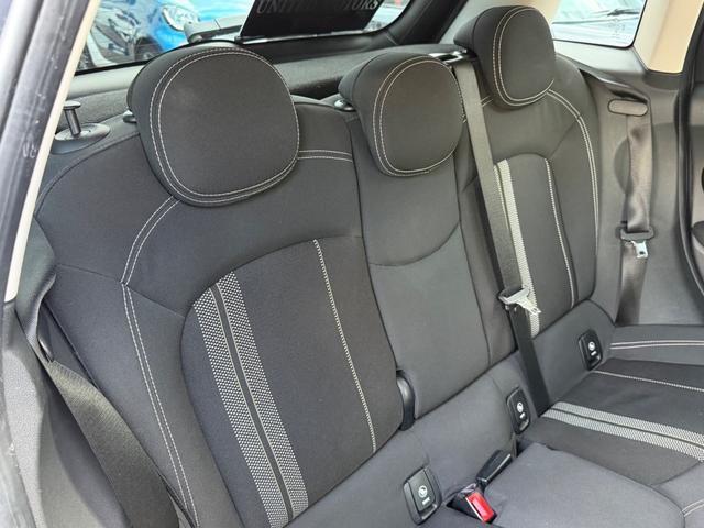 後部シートも快適なスペースです。シートアレンジも多彩で機能的です。