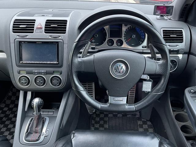 ゴルフ ＧＴＩ　２．０リッターターボ　社外マフラー　ゴルフＲ３２仕様アルミホイール　社外ナビ地デジ　バックカメラ　ローダウン　キセノンヘッドライト　天張り張替済　デジタルミラー　正規ディーラー車　３か月安心保証付（2枚目）