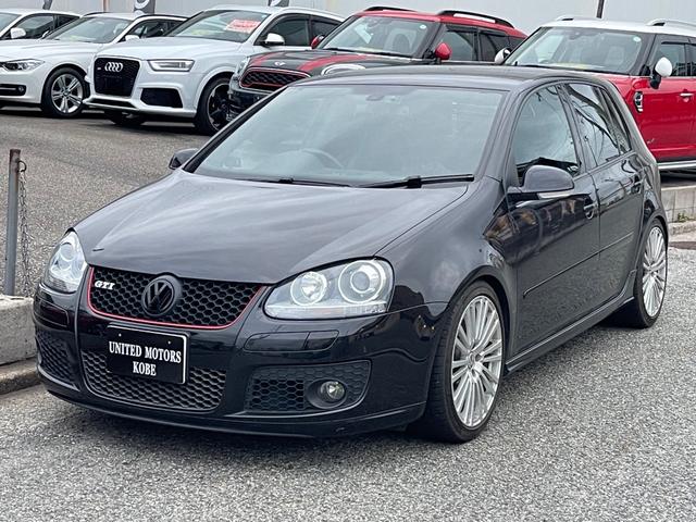 ゴルフ ＧＴＩ　２．０リッターターボ　社外マフラー　ゴルフＲ３２仕様アルミホイール　社外ナビ地デジ　バックカメラ　ローダウン　キセノンヘッドライト　天張り張替済　デジタルミラー　正規ディーラー車　３か月安心保証付（5枚目）