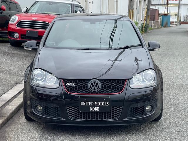 ゴルフ ＧＴＩ　２．０リッターターボ　社外マフラー　ゴルフＲ３２仕様アルミホイール　社外ナビ地デジ　バックカメラ　ローダウン　キセノンヘッドライト　天張り張替済　デジタルミラー　正規ディーラー車　３か月安心保証付（6枚目）