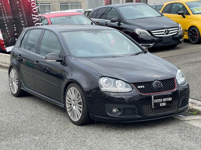 ゴルフ ＧＴＩ　２．０リッターターボ　社外マフラー　ゴルフＲ３２仕様アルミホイール　社外ナビ地デジ　バックカメラ　ローダウン　キセノンヘッドライト　天張り張替済　デジタルミラー　正規ディーラー車　３か月安心保証付（7枚目）