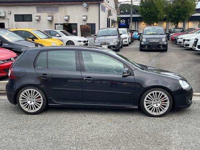 ゴルフ ＧＴＩ　２．０リッターターボ　社外マフラー　ゴルフＲ３２仕様アルミホイール　社外ナビ地デジ　バックカメラ　ローダウン　キセノンヘッドライト　天張り張替済　デジタルミラー　正規ディーラー車　３か月安心保証付（8枚目）