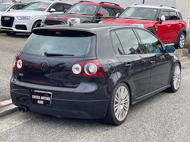 ゴルフ ＧＴＩ　２．０リッターターボ　社外マフラー　ゴルフＲ３２仕様アルミホイール　社外ナビ地デジ　バックカメラ　ローダウン　キセノンヘッドライト　天張り張替済　デジタルミラー　正規ディーラー車　３か月安心保証付（9枚目）