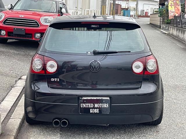 ゴルフ ＧＴＩ　２．０リッターターボ　社外マフラー　ゴルフＲ３２仕様アルミホイール　社外ナビ地デジ　バックカメラ　ローダウン　キセノンヘッドライト　天張り張替済　デジタルミラー　正規ディーラー車　３か月安心保証付（10枚目）