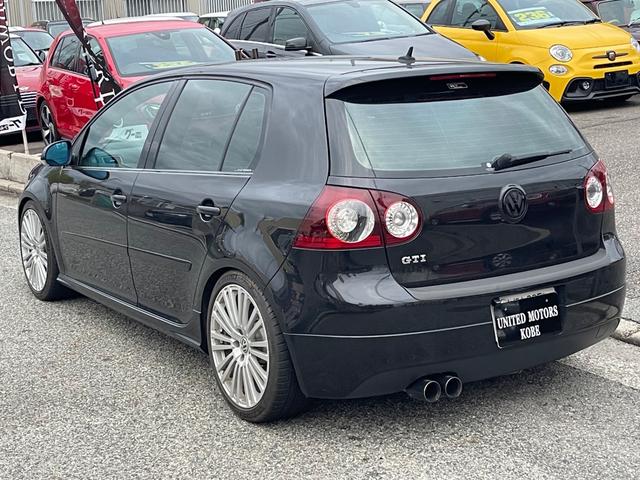 ゴルフ ＧＴＩ　２．０リッターターボ　社外マフラー　ゴルフＲ３２仕様アルミホイール　社外ナビ地デジ　バックカメラ　ローダウン　キセノンヘッドライト　天張り張替済　デジタルミラー　正規ディーラー車　３か月安心保証付（11枚目）
