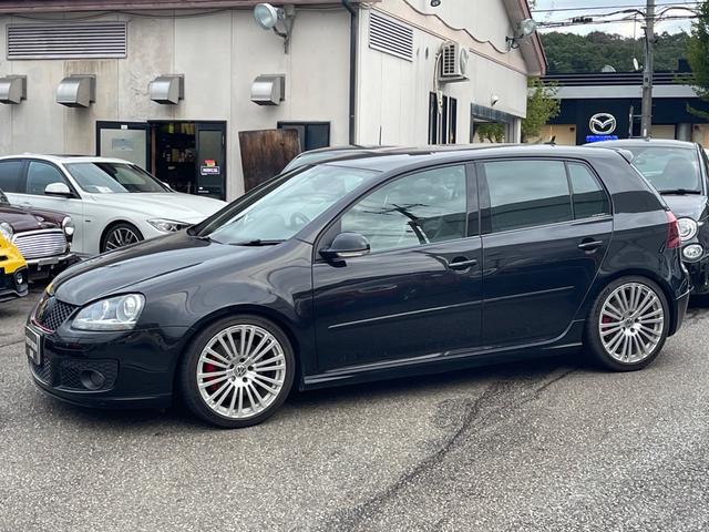 ゴルフ ＧＴＩ　２．０リッターターボ　社外マフラー　ゴルフＲ３２仕様アルミホイール　社外ナビ地デジ　バックカメラ　ローダウン　キセノンヘッドライト　天張り張替済　デジタルミラー　正規ディーラー車　３か月安心保証付（12枚目）