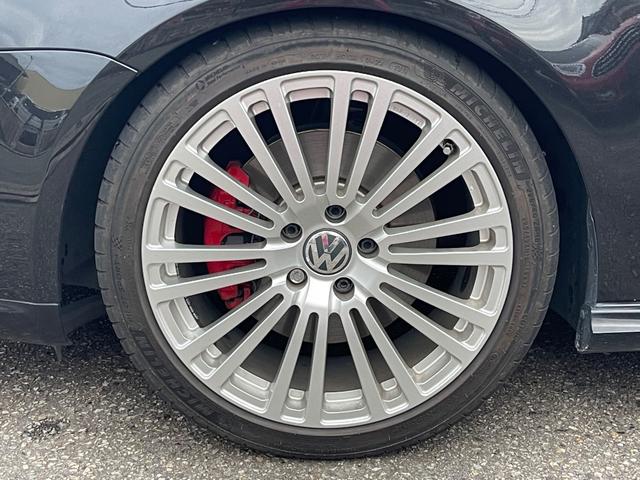 ゴルフ ＧＴＩ　２．０リッターターボ　社外マフラー　ゴルフＲ３２仕様アルミホイール　社外ナビ地デジ　バックカメラ　ローダウン　キセノンヘッドライト　天張り張替済　デジタルミラー　正規ディーラー車　３か月安心保証付（16枚目）