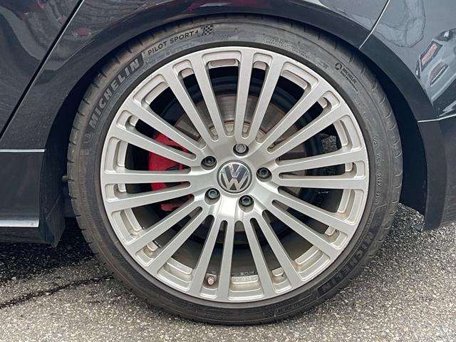 ゴルフ ＧＴＩ　２．０リッターターボ　社外マフラー　ゴルフＲ３２仕様アルミホイール　社外ナビ地デジ　バックカメラ　ローダウン　キセノンヘッドライト　天張り張替済　デジタルミラー　正規ディーラー車　３か月安心保証付（17枚目）