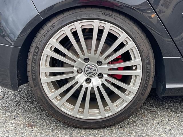 ゴルフ ＧＴＩ　２．０リッターターボ　社外マフラー　ゴルフＲ３２仕様アルミホイール　社外ナビ地デジ　バックカメラ　ローダウン　キセノンヘッドライト　天張り張替済　デジタルミラー　正規ディーラー車　３か月安心保証付（18枚目）