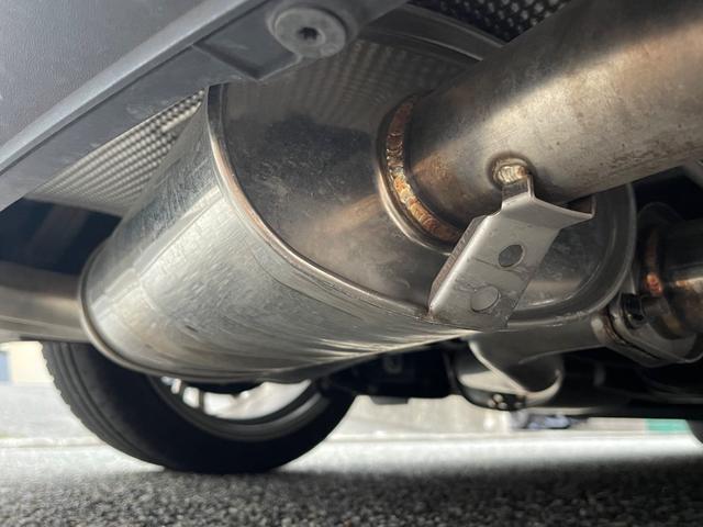 ゴルフ ＧＴＩ　２．０リッターターボ　社外マフラー　ゴルフＲ３２仕様アルミホイール　社外ナビ地デジ　バックカメラ　ローダウン　キセノンヘッドライト　天張り張替済　デジタルミラー　正規ディーラー車　３か月安心保証付（20枚目）