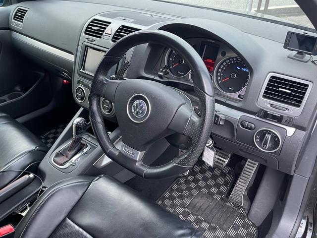 ゴルフ ＧＴＩ　２．０リッターターボ　社外マフラー　ゴルフＲ３２仕様アルミホイール　社外ナビ地デジ　バックカメラ　ローダウン　キセノンヘッドライト　天張り張替済　デジタルミラー　正規ディーラー車　３か月安心保証付（21枚目）