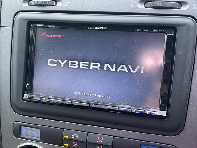 ゴルフ ＧＴＩ　２．０リッターターボ　社外マフラー　ゴルフＲ３２仕様アルミホイール　社外ナビ地デジ　バックカメラ　ローダウン　キセノンヘッドライト　天張り張替済　デジタルミラー　正規ディーラー車　３か月安心保証付（22枚目）