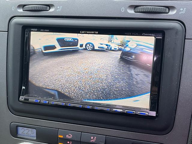 ゴルフ ＧＴＩ　２．０リッターターボ　社外マフラー　ゴルフＲ３２仕様アルミホイール　社外ナビ地デジ　バックカメラ　ローダウン　キセノンヘッドライト　天張り張替済　デジタルミラー　正規ディーラー車　３か月安心保証付（23枚目）