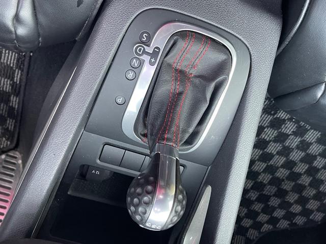 ゴルフ ＧＴＩ　２．０リッターターボ　社外マフラー　ゴルフＲ３２仕様アルミホイール　社外ナビ地デジ　バックカメラ　ローダウン　キセノンヘッドライト　天張り張替済　デジタルミラー　正規ディーラー車　３か月安心保証付（25枚目）