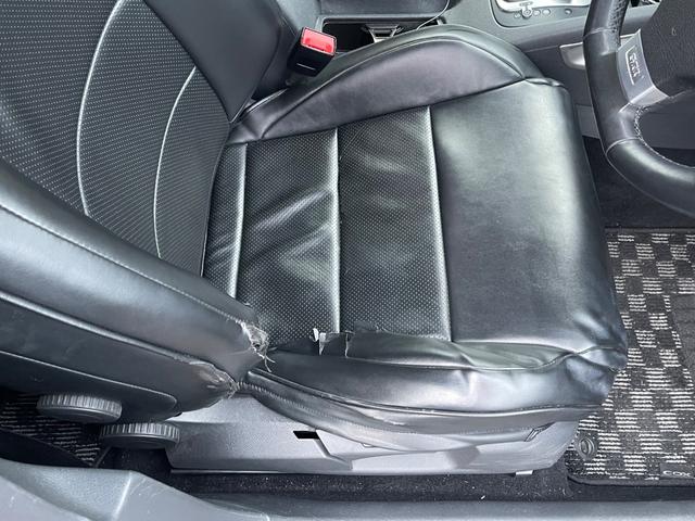 ゴルフ ＧＴＩ　２．０リッターターボ　社外マフラー　ゴルフＲ３２仕様アルミホイール　社外ナビ地デジ　バックカメラ　ローダウン　キセノンヘッドライト　天張り張替済　デジタルミラー　正規ディーラー車　３か月安心保証付（28枚目）