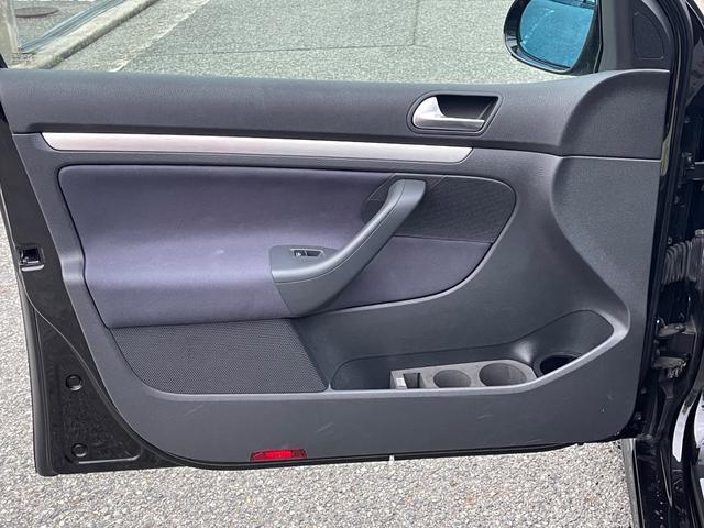 ゴルフ ＧＴＩ　２．０リッターターボ　社外マフラー　ゴルフＲ３２仕様アルミホイール　社外ナビ地デジ　バックカメラ　ローダウン　キセノンヘッドライト　天張り張替済　デジタルミラー　正規ディーラー車　３か月安心保証付（30枚目）